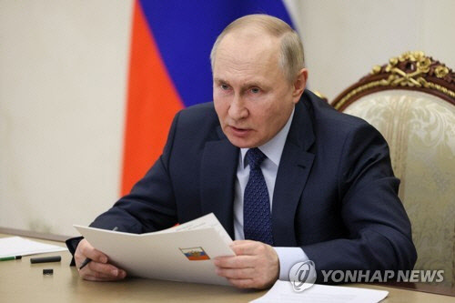 블라디미르 푸틴 대통령이 7일(현지시간) 인권이사회 연례 회의를 주재했다. 그는 TV로 방송된 회의에서 "핵전쟁 위기가 고조되고 있다"며 "러시아는 핵무기를 방어 수단이자 잠재적 반격 수단으로 간주한다"고 말했다. [모스크바 타스=연합뉴스]